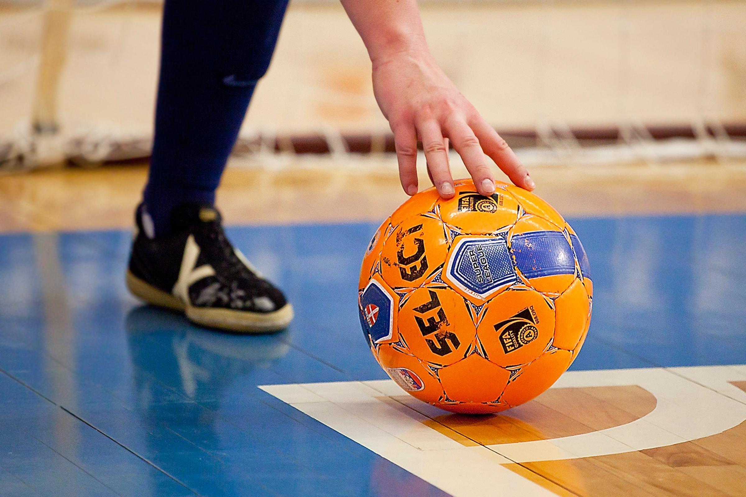 Продвижение игрока с мячом. Мини футбол футзал. Мини футбольный мяч. Мяч для мини футбола. Футбол в зале.